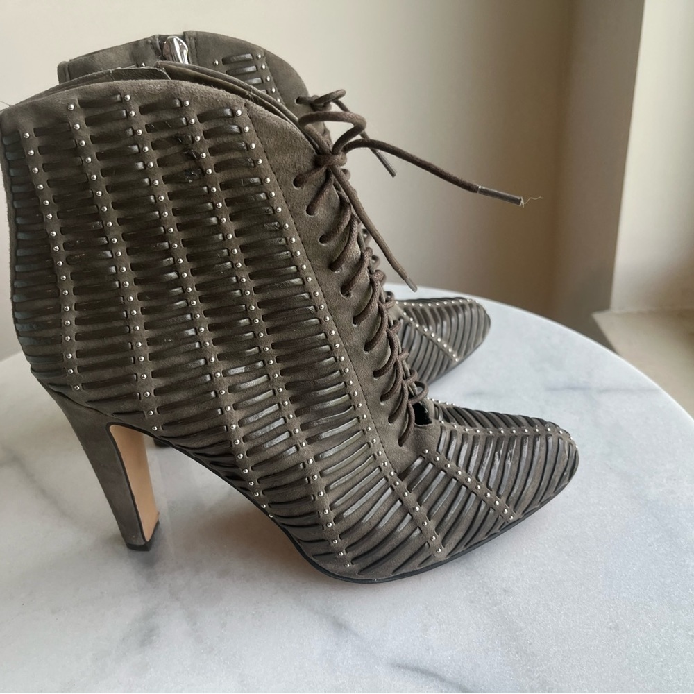 Vince Camuto Women's Megara Ankle Bootie 8.5M Vintage Look - Picture 4 of 16